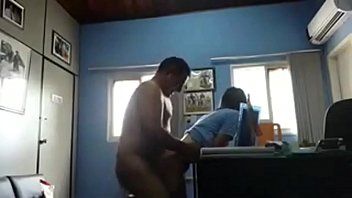 Riproduci Il vecchio professore universitario indiano ha scopato il suo piccolo studente nella sua camera