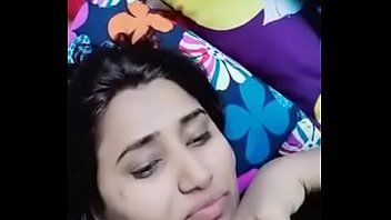 播放 Swathi naidu liplock 和男朋友在床上享受