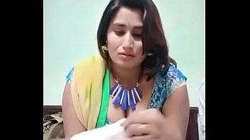 Jouer Swathi naidu sexy en sari et montrant ses seins partie 2