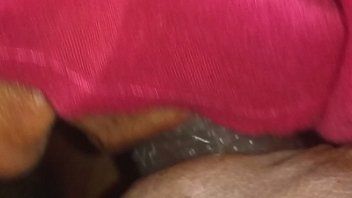 Afspelen De vrouw van mijn vriend zuigt aan mijn pik en doet een handjob en laat haar poesje zien