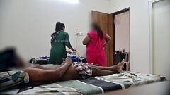 play Üçlü Eğlence: Desi Hizmetçi Eğrilerini Gösteriyor ve Geri Dönüyor