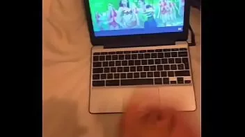 play 迪皮卡早期宝莱坞时期由著名穆斯林男子扮演|爸爸一边看我在爱上跳舞一边用力 cum 热门歌曲 淫荡的歌曲