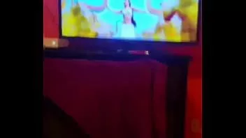 播放 她穿着两件套比基尼在 ajay 湿猫热歌 xxx 宝莱坞色情片中炫耀她的乳白色身体