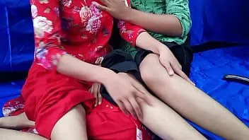 चलाएँ दो बहनें एक साथ हस्तमैथुन करती हैं और एक दूसरे का मजाक उड़ाती हैं।