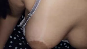play Mă masturbez și prietena mea cea mai bună vine cu fundul ei să-mi ia laptele