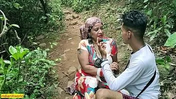 播放 印度热部落女孩惊人的 xxx 热性！病毒网络系列性爱