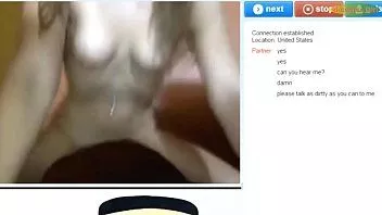 播放 欲火中烧的 kkcams 青少年在她的枕头上磨蹭时要求说脏话