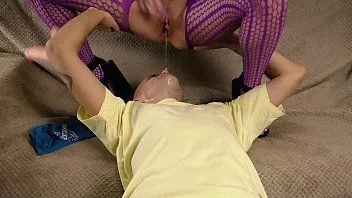 चलाएँ घर का बना फेस सिटींग. वह तीन बार बड़े पैमाने पर अपने चेहरे पर फुदकती है - साशा बिकयेवा