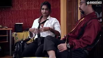 播放 性感的房屋交易商 sudipa 试图通过献出自己的身体来打动她的房产买家，并在她的乳房上射精