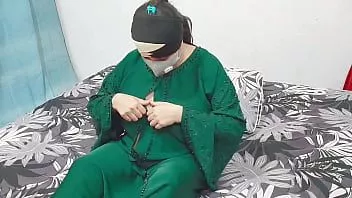 Redare Frumoasă fată milf musulmană arată sânii și păsărică în hijab