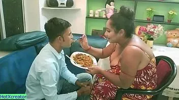 تشغيل Hotwife الهندي الجنس الخاص مع رئيسه للترقية !! الزوج لا يعرف