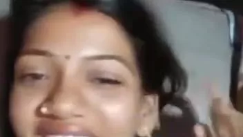 play शादी के बाद पहला सेक्स अपने पति की कुंवारी लड़की के साथ