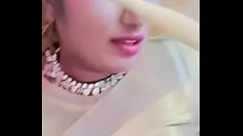 播放 Swathi naidu 穿着纱丽展示她性感的肚脐