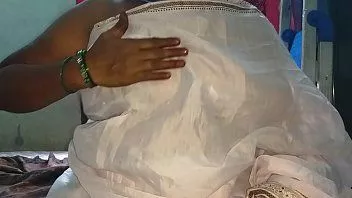 चलाएँ दक्षिण भारतीय देसी मल्लू सेक्सी वनिता बिना ब्लाउज के बड़े स्तन और मुंडा बिल्ली दिखाती हैं