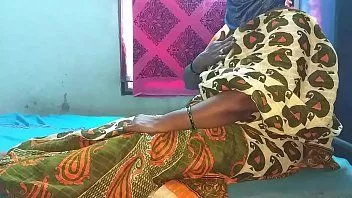 play वेब कैम में भारतीय धोखाधड़ी वाली गृहिणी की साड़ी उतारना और स्तन दिखाना