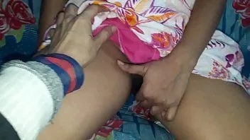 播放 性感的女朋友准备做爱，但她很害羞