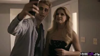 Afspelen Cheater MILF India Summer betrapt door haar geile stiefzoon met iemand anders, dus chanteerde hij haar om haar volwassen kutje te neuken en vulde haar gezicht met sperma.