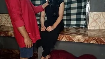 play Kamwali bai未婚女孩在厨房打扫卫生时被从后面性交