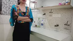 播放 前男友在厨房做爱被抓：印地语音频中的热印度德西性爱