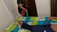 play Desi Tamil meid krijgt komkommerneuk voor de ogen van de eigenaar