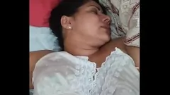 play Big Cocked Indian MILF engasga com um pau enorme e leva uma surra forte
