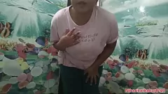 play Chica universitaria india atrapada masturbándose en el baño