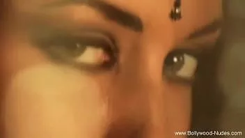 play Sentindo sua sensualidade na noite indiana ao ficar sozinha