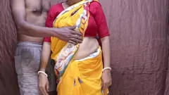 play MILF indiano em saree não consegue resistir a um creme com amigos do marido - Desi Blowjob e ação de pilotagem