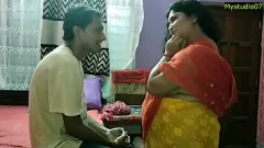 Afspelen Desi Bhabhi's intieme XXX -ontmoeting met de jonge onschuldige jongen! Hoor haar plezier in duidelijke Hindi -audio