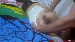 Riproduci ENORME dildo nero porta un piacevole dolore a Petite Latina