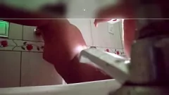 Oynat Çılgın Karısı Beni Aldatıyor, Banyodaki Bir Delikle Onu Gözetliyorum, Irklar Arası Toplu Seks Orgy