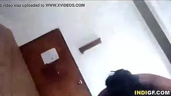 Reproducir Me follé a la novia india de mi amigo mientras se duchaba