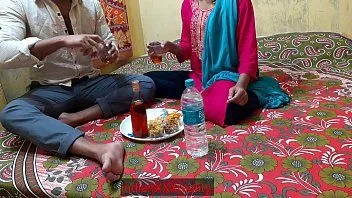 play インドの史上最高の痛みを伴うハードセックスと性交と。明確なヒンディー語で飲酒